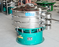 旋振篩多采用立式振動(dòng)電機(jī)作為激振來(lái)源，利用偏心塊的夾角的不同實(shí)現(xiàn)物料在篩網(wǎng)上運(yùn)動(dòng)的軌跡調(diào)整。