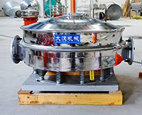 直排篩可分為單雙振動(dòng)源兩種，但其電機(jī)是懸掛在振動(dòng)篩框的外側(cè)，振動(dòng)理相對(duì)比較大。