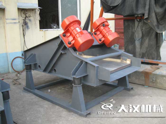 礦用振動(dòng)篩采用優(yōu)質(zhì)的錳鋼材質(zhì)，主要特點(diǎn)就耐磨性強(qiáng)，對(duì)于礦用振動(dòng)篩來(lái)說(shuō)其，耐磨性是非常重要的。