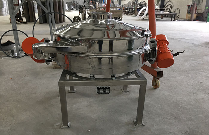 主要采用的是雙振動(dòng)電機(jī)振動(dòng)，其振動(dòng)力比普通振動(dòng)篩要高，同時(shí)采用直泄式的排料方式，很好的解決了堵料塞料的問(wèn)題。